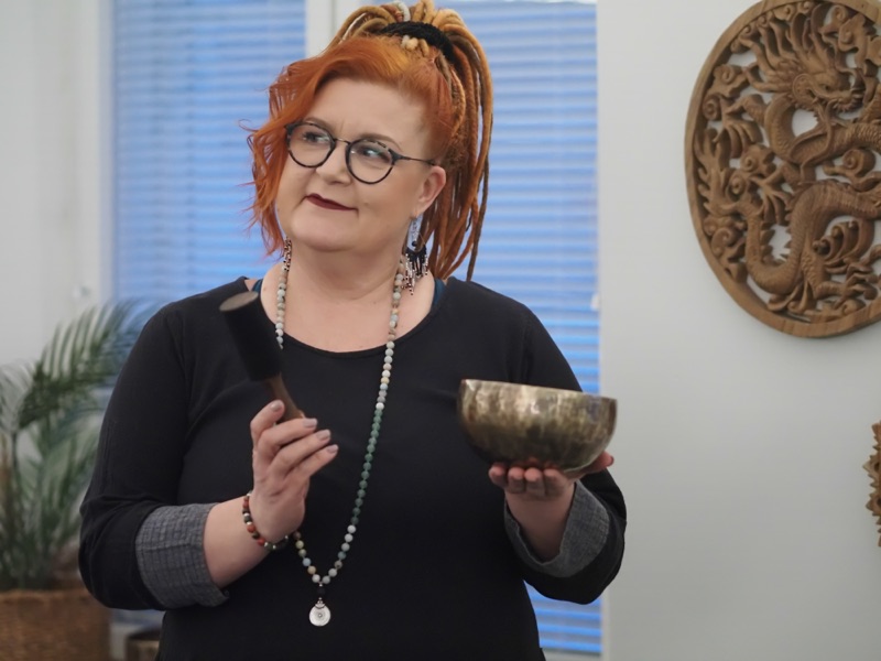 Heli Jääskeläinen äänimaljan kanssa