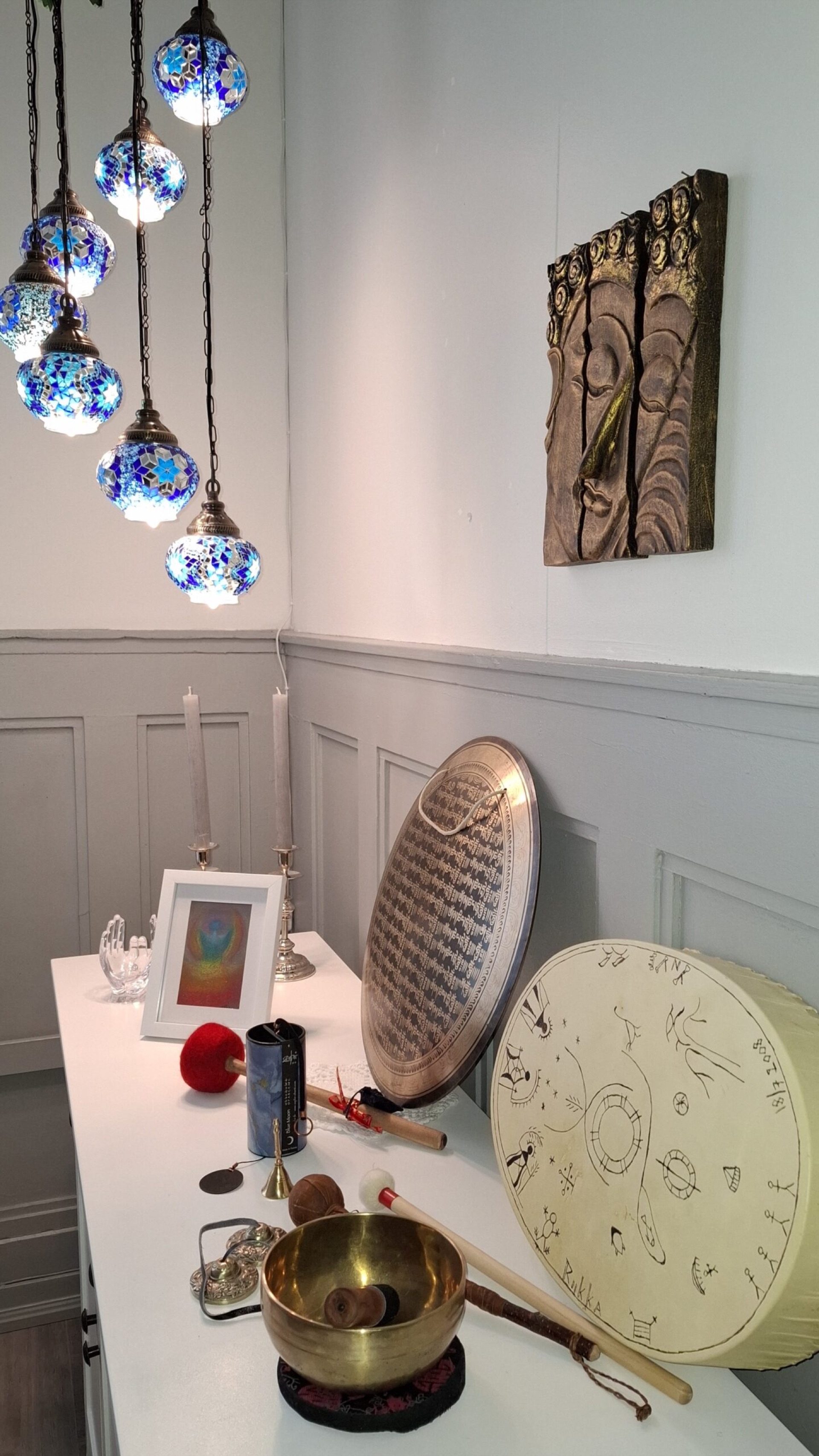 Valokanavan hoitotila - soittimet ja kristallit