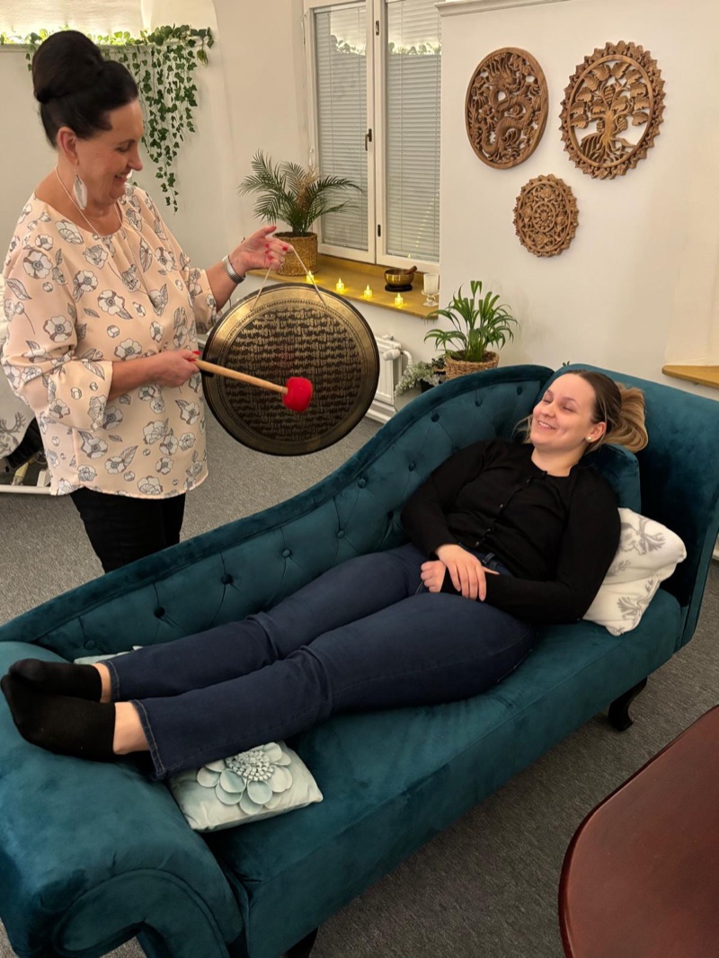 Riikka hoitotilanteessa gongin kanssa